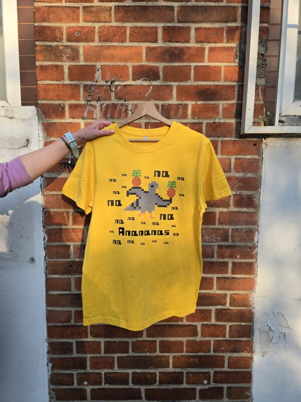 Koszulka z pikselowym gołębiem i ananasami